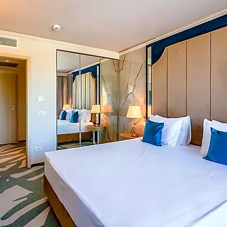 Hotel Bacolux Koralio,