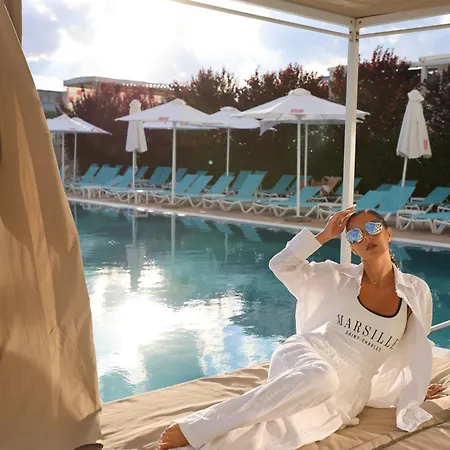 Hotel Bacolux Koralio,